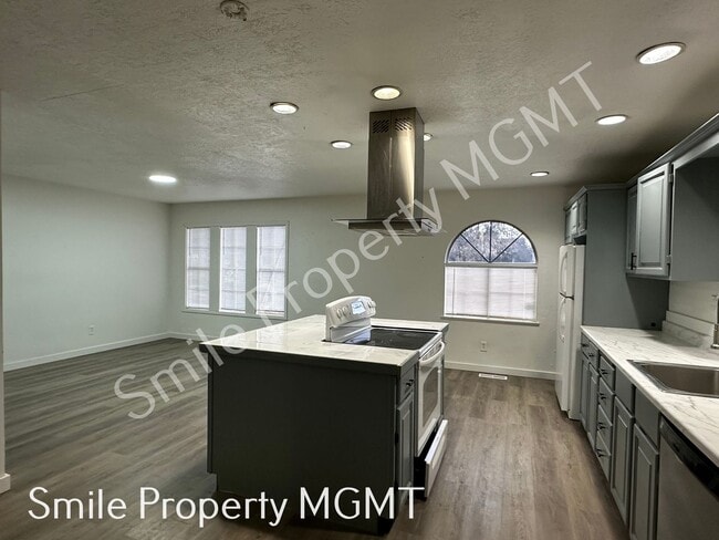 Building Photo - Comfortable Southeast Portland Living with Private Fenced Yards