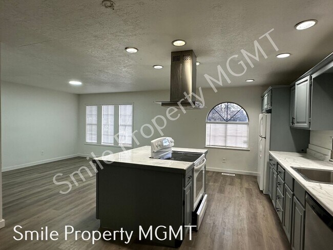 Foto del edificio - Comfortable Southeast Portland Living with Private Fenced Yards