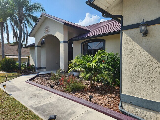 Foto del edificio - Cozy 3BR 2BA House Near Beautiful Mirror L...