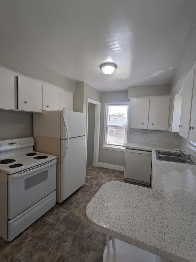 Foto del edificio - August Rent Free! 5 Bed 2 Bath Single Fami...