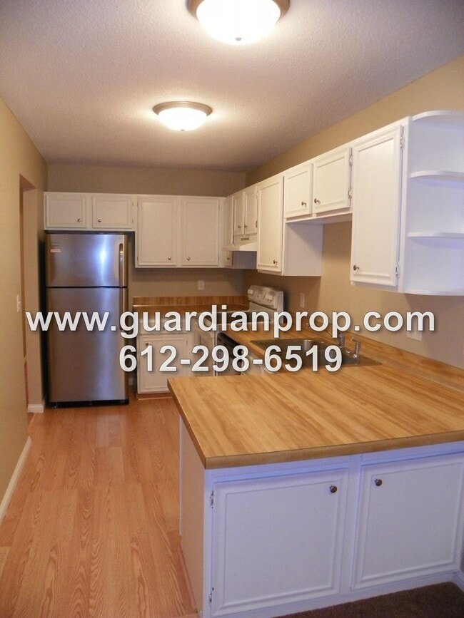 Building Photo - Woodbury Side by Side Available October 1, Family Room, Large Deck, Attached Garage
