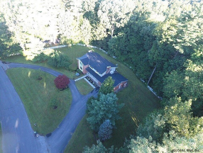 Foto del edificio - 15 Roberts Ln