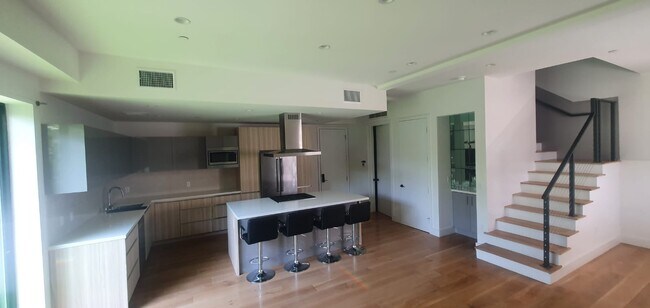 1st floor - 1806 N Gramercy Plz