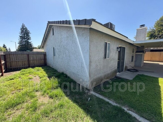 Foto del edificio - 2210 W Buena Vista Ave