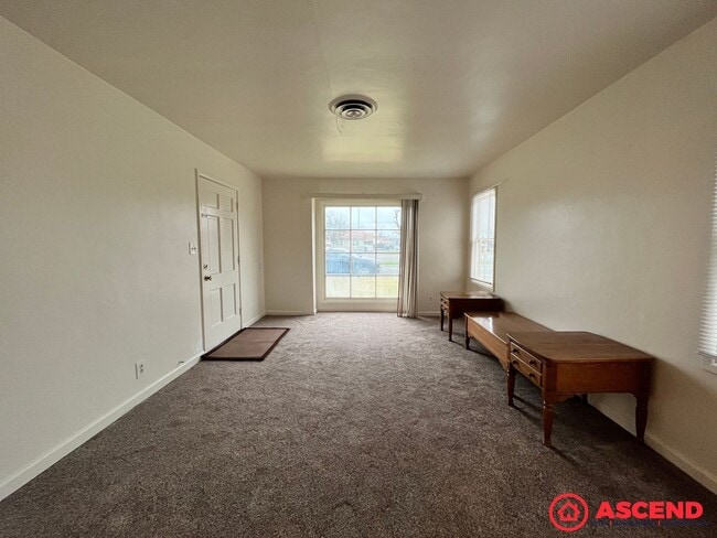 Building Photo - 3 Bedroom | 1 Bathroom - Bakersfield, CA