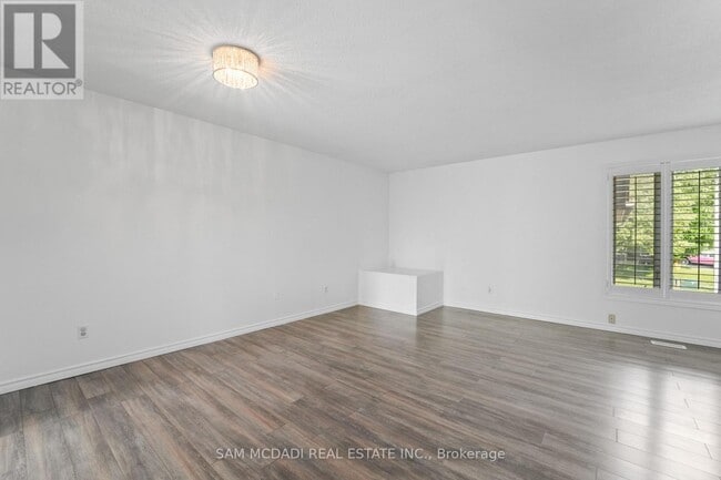 Building Photo - 87 Rundle Crescent