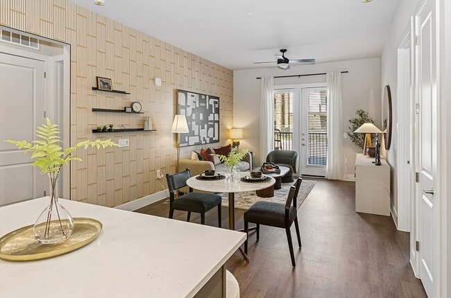 Foto del edificio - The Waylon Apartments & Townhomes