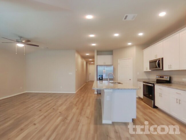 Building Photo - 13685 Paxton Blvd