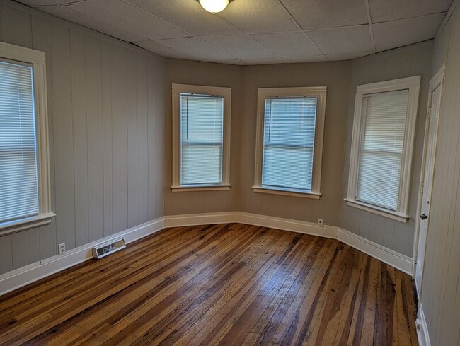 Building Photo - 105 Rhodes St