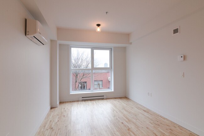 Photo du bâtiment - 4350 Av. de l'Hôtel-de-Ville