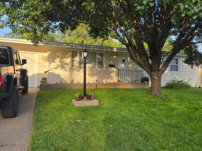 Foto del edificio - 3-4 bedroom ranch with attached garage, fe...