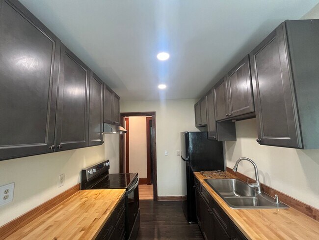 Building Photo - 768 Armstrong Ave W