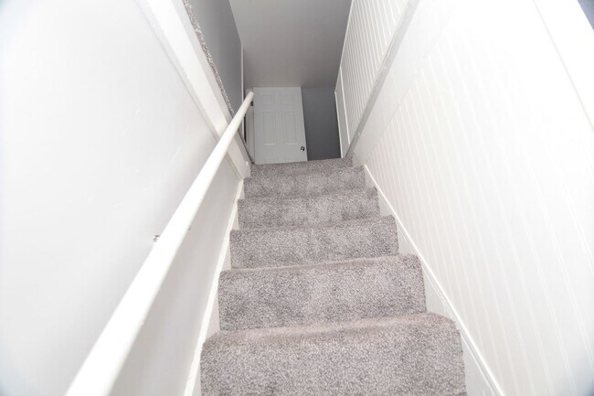 Building Photo - Updated 4-Bedroom Gem with Move-In Special...