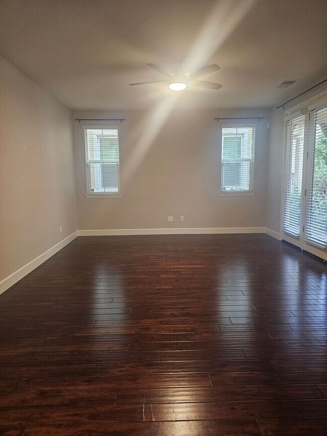 Foto del edificio - Beautiful 3 Bd 2 Bath home - Available NOW