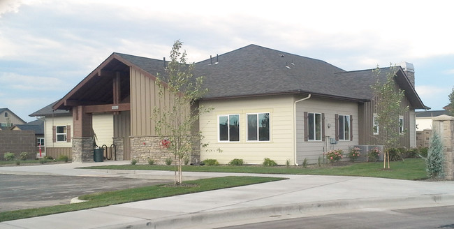 Building Photo - Edgewood Townhomes Eagle Island