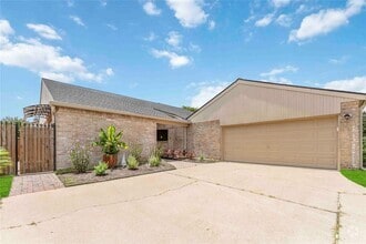 Building Photo - 14147 Hillvale Dr