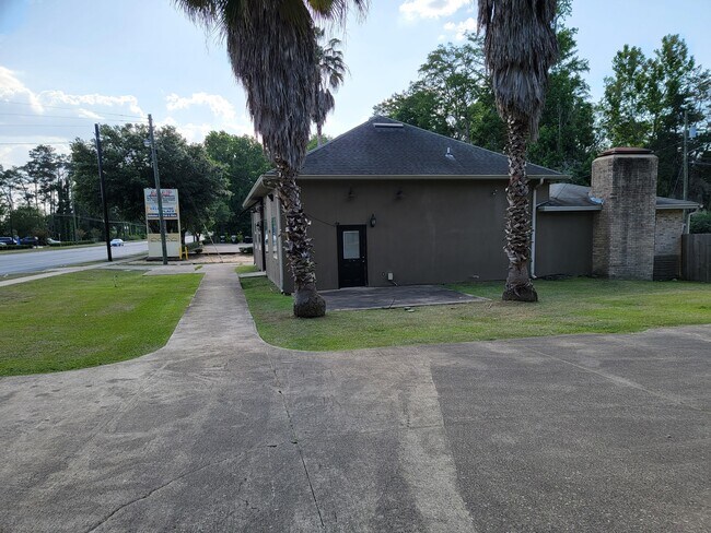 Building Photo - 102 Dixie Dr