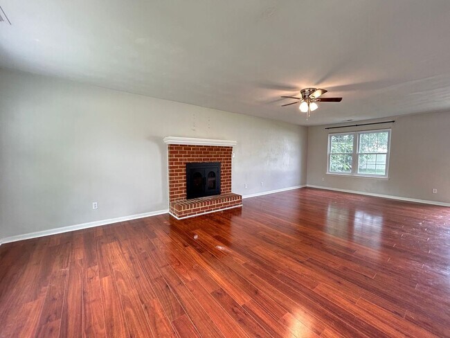 Foto del edificio - Spacious & Updated 4-Bedroom Gem in the He...