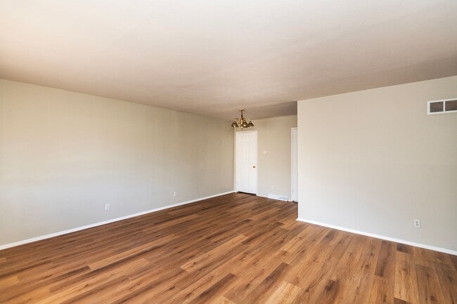 Building Photo - Freshly Updated 3-bedroom, 1-bathroom