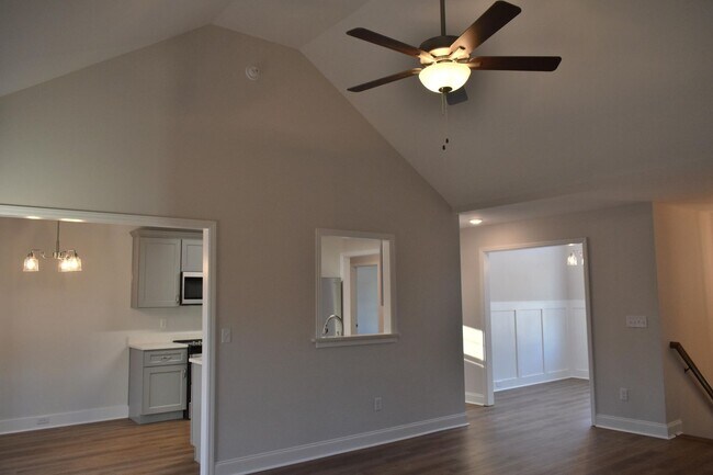 Building Photo - 3 Bedroom 2.5 Bath Rental in Hixson
