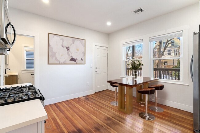 Building Photo - 60 Lithgow St