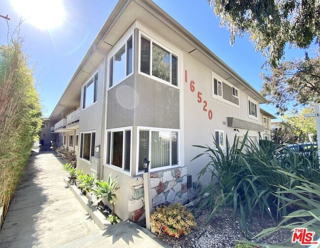 Foto del edificio - 16520 Sunset Blvd