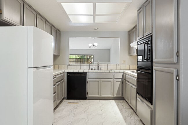 Building Photo - 562 La Corso Dr