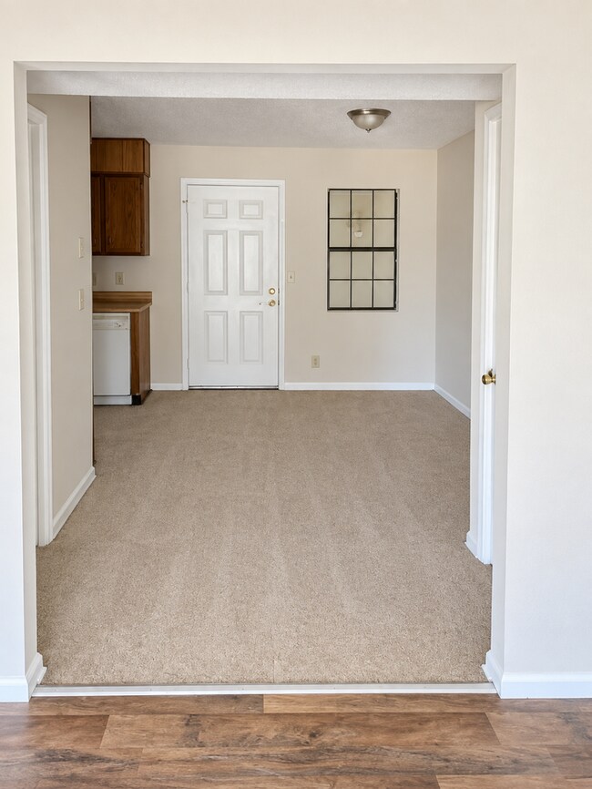 Foto del edificio - 4938 Log Cabin Dr