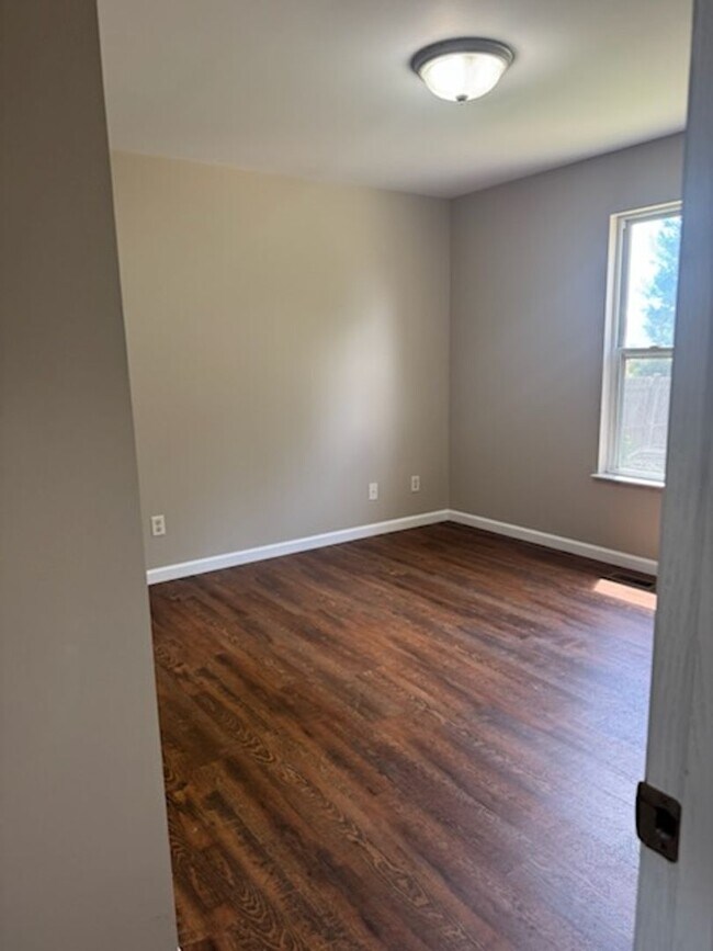 Building Photo - 3 Bed 2 Bath House For Rent in Bowling Gre...
