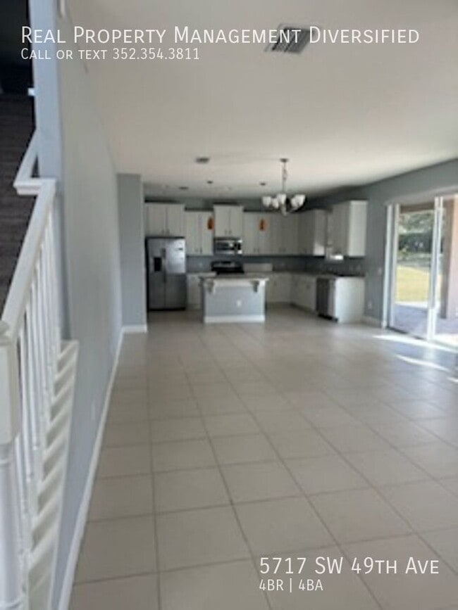 Building Photo - 5717 SW 49th Ave