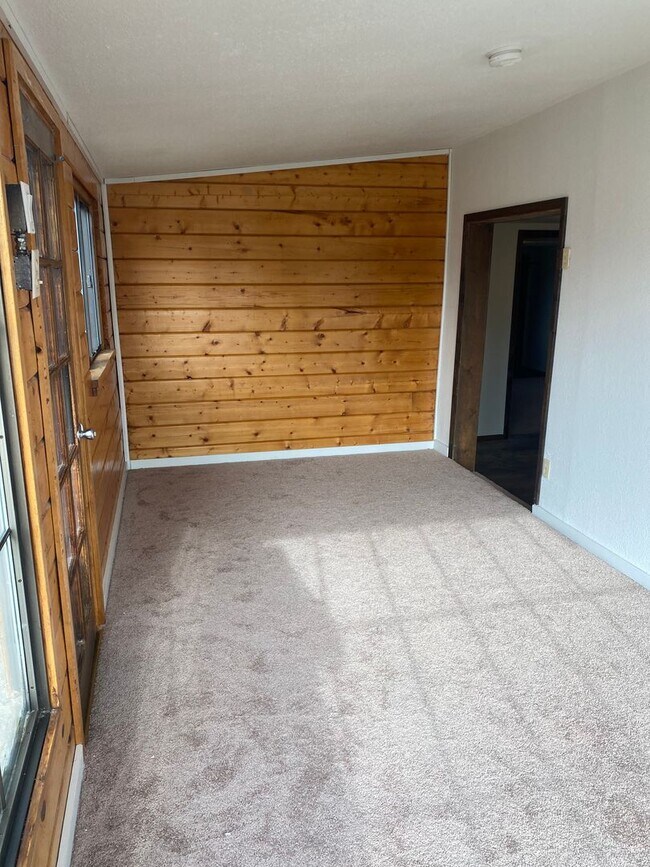 Foto del edificio - Large corner lot with garage