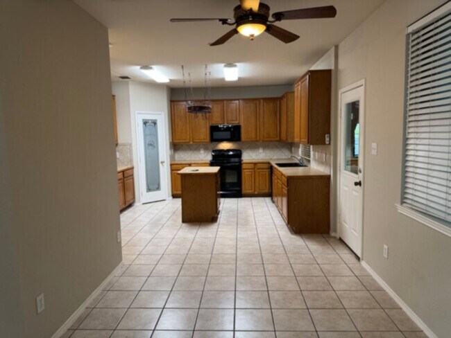 Foto del edificio - Charming 2-Story Home with 3 Bedrooms, Gam...