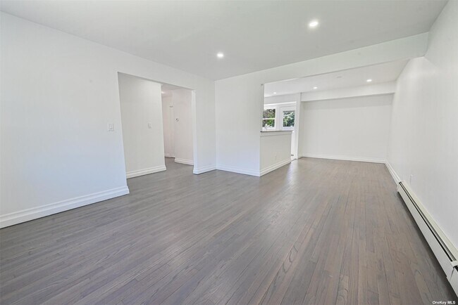 Large Living Room - 10 Brompton Pl