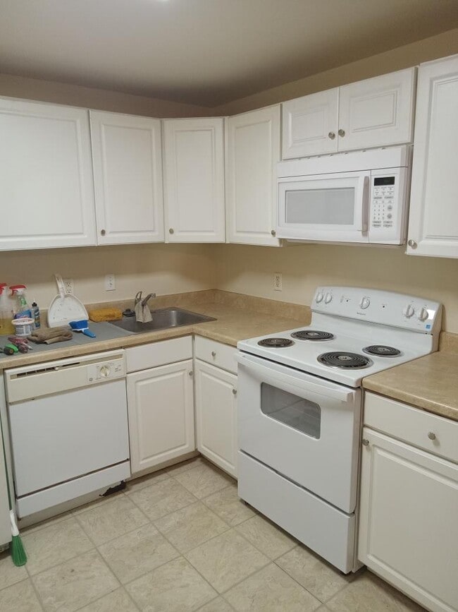 KITCHEN - 1001 White Oak Road