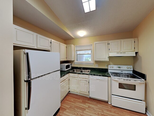 Foto del edificio - 637 Edgewater Ln