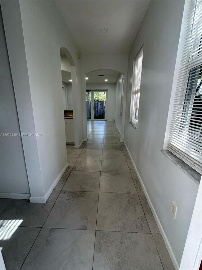 Foto del edificio - 4295 NE 10th Ct