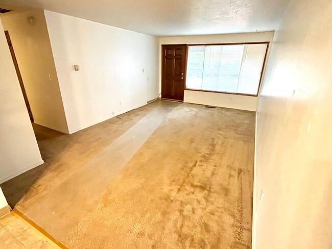 Building Photo - Hazelwood Ranch Home with Huge Yard, Attac...