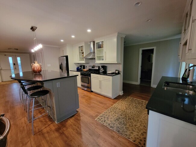 Photo - Massive 3 bed 3 bath on Boulevard! House