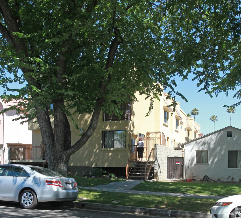 Building Photo - 1122 Elm Ave