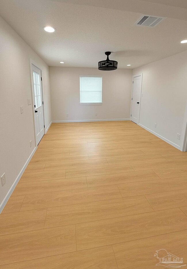 Building Photo - 5 Bertram St