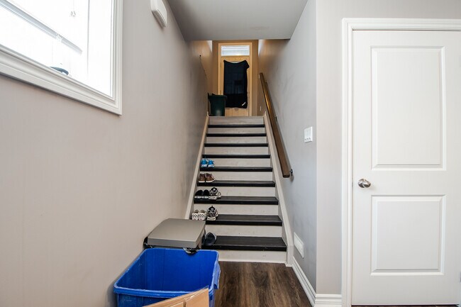 Photo du bâtiment - 805 B Dundas St W