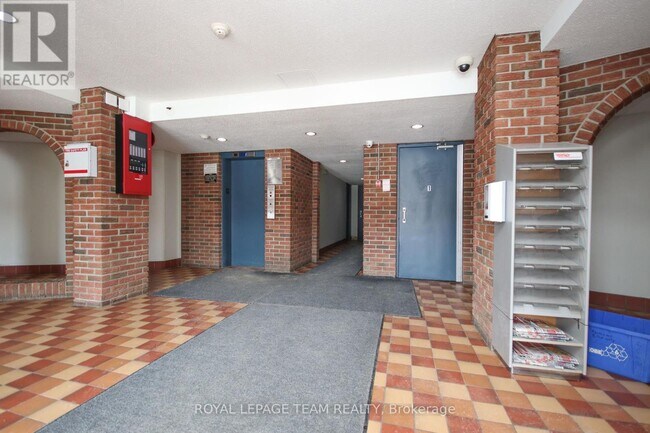Building Photo - 2041-2041 Arrowsmith Dr