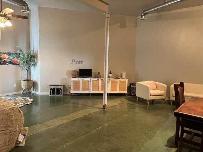 Foto del edificio - 1609 N Blackwelder Ave