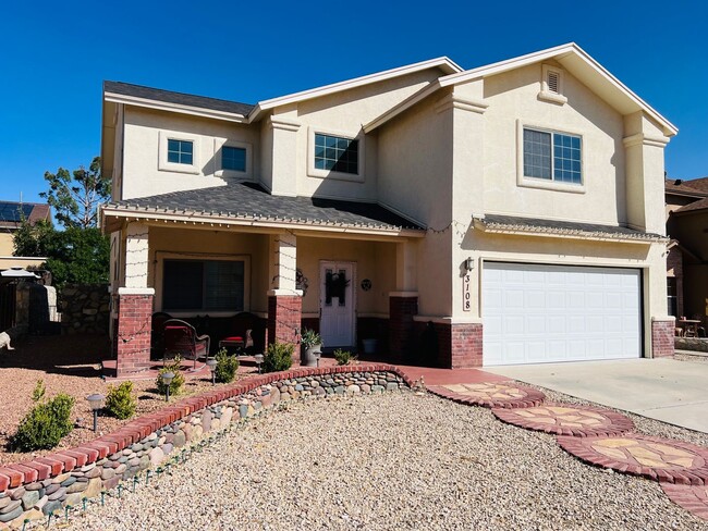 Foto del edificio - Charming 3-Bed, 2.5-Bath Home with Cozy Fi...