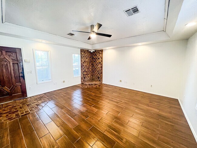 Foto del edificio - Spacious 1BR Apt. with Covered Parking