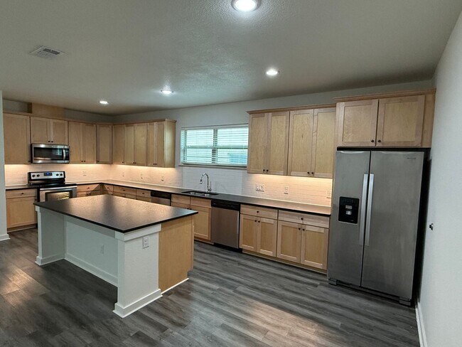 Foto del edificio - * MOVE IN SUMMER 6/19/2027 * 5 Bed 5.5 Bat...