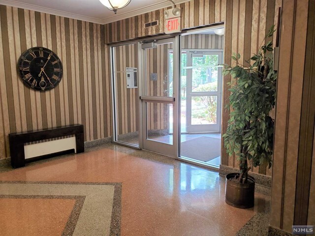 Foto del edificio - 2340 Linwood Ave
