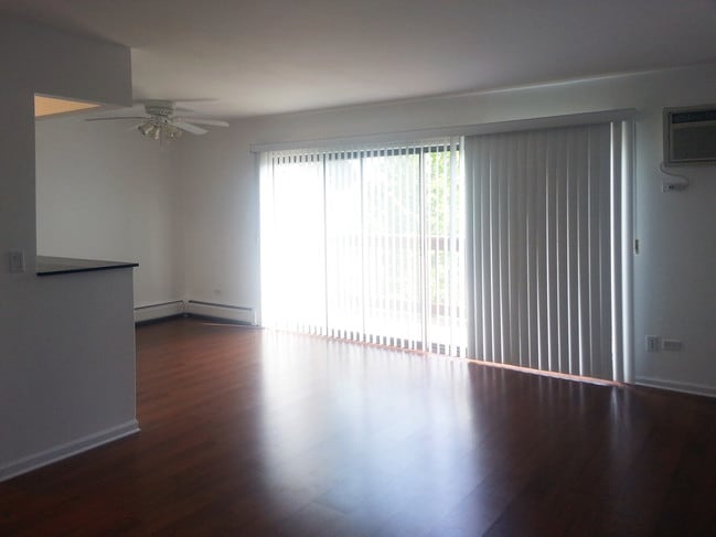 Building Photo - 995 S Ct of Shorewood