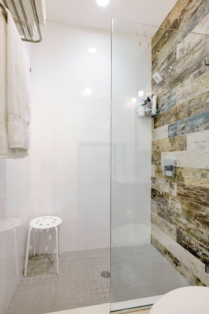 Baño privado con amplia ducha a medida. - 504 Maple St