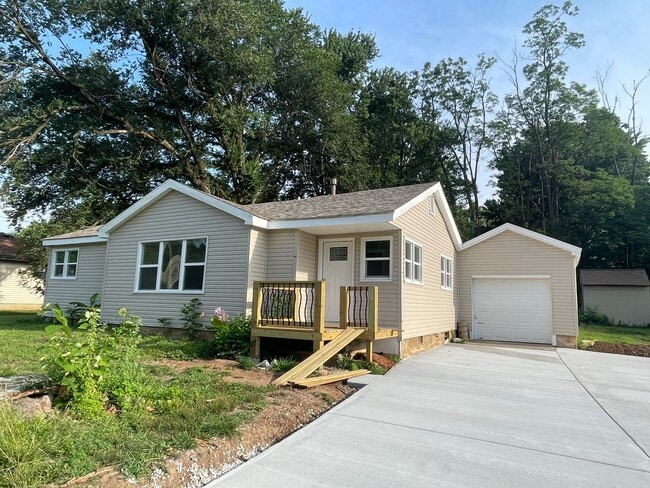 Building Photo - Updated and Located near Mercy Hospital!  ...